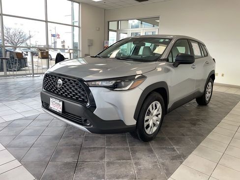 Used 2023 Toyota Corolla Cross L image 2