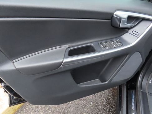 Used 2016 Volvo XC60 T5 Platinum image 9