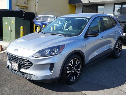 Used 2022 Ford Escape SE w/ SE Sport Appearance Package image 4