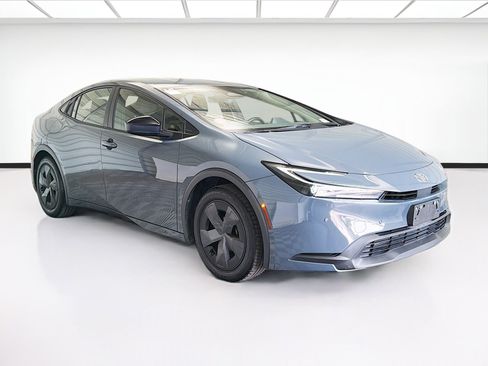 Used 2024 Toyota Prius LE image 3
