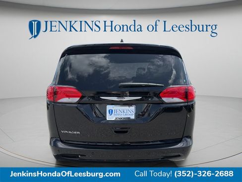 Used 2024 Chrysler Voyager LX FWD image 4