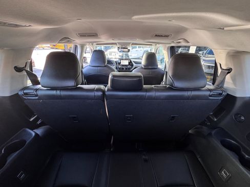 Used 2023 Toyota Highlander XLE image 9