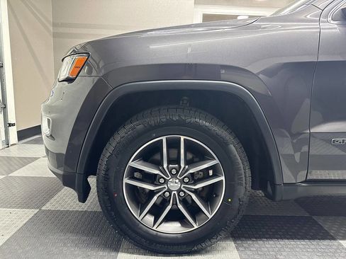 Used 2018 Jeep Grand Cherokee Limited image 16