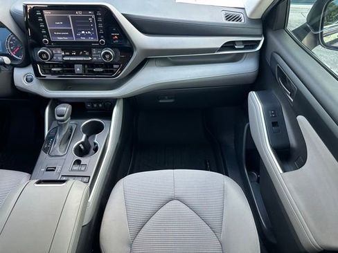 Used 2020 Toyota Highlander L FWD image 11