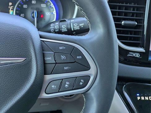 Used 2022 Chrysler Pacifica Touring-L FWD image 26