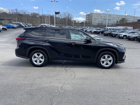 Certified 2023 Toyota Highlander L image 7
