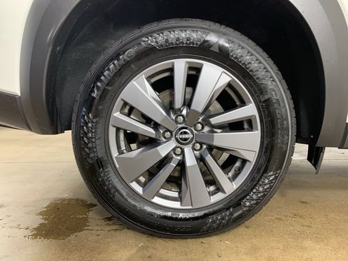 Used 2025 Nissan Pathfinder SV image 43