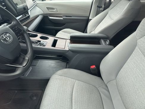 Used 2024 Toyota Sienna LE image 5