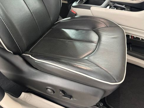 Used 2024 Chrysler Pacifica Limited FWD image 31