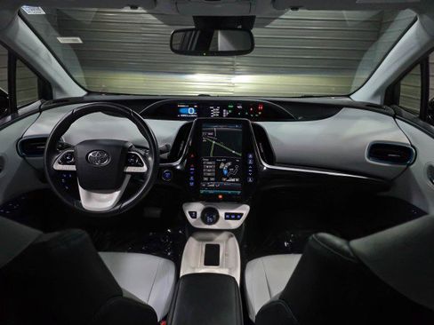 Used 2018 Toyota Prius Prime Advanced image 11