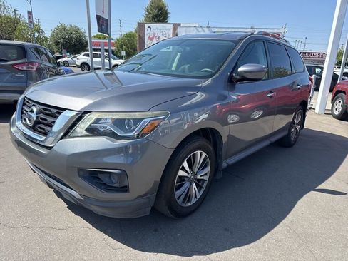 Used 2017 Nissan Pathfinder S image 2