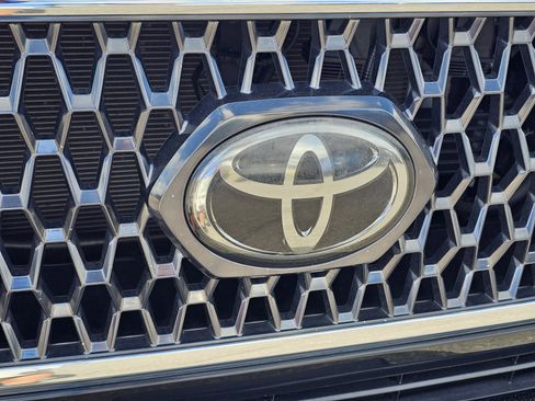 Used 2019 Toyota Tacoma TRD Sport image 3