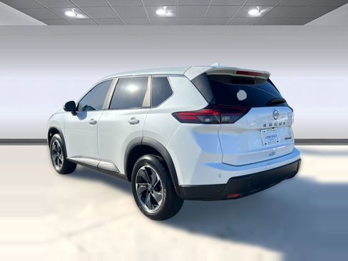 Used 2024 Nissan Rogue SV image 3