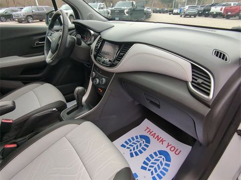 Certified 2022 Chevrolet Trax LT w/ LT Convenience Package image 28