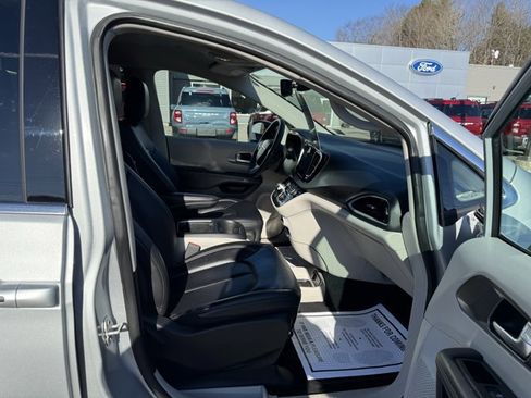 Used 2024 Chrysler Pacifica Touring-L image 3