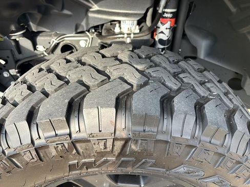 Used 2023 Jeep Gladiator Mojave w/ Cold Weather Group image 10