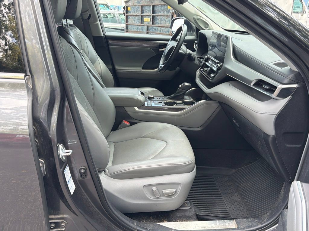 Used 2021 Toyota Highlander Platinum AWD/4WD image 15