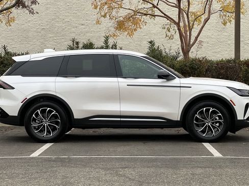 New 2026 Lincoln Nautilus Premier image 8