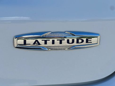 Used 2024 Jeep Compass Latitude AWD/4WD image 2