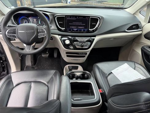 Used 2023 Chrysler Pacifica Touring-L image 11