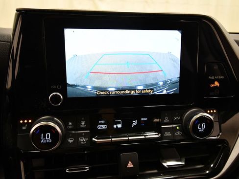 Used 2023 Toyota Highlander XLE AWD/4WD image 25