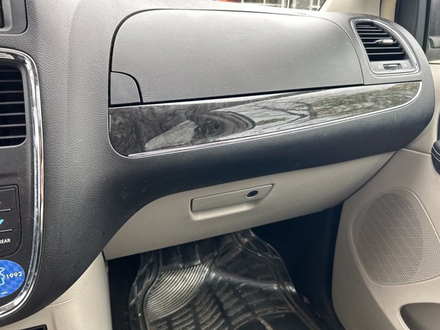 Used 2016 Chrysler Town & Country Touring-L FWD image 23