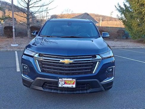 Used 2023 Chevrolet Traverse LT image 3