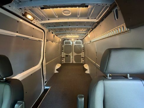 Used 2024 Mercedes-Benz Sprinter 2500 image 11