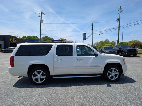 Used 2013 Chevrolet Suburban LTZ image 4