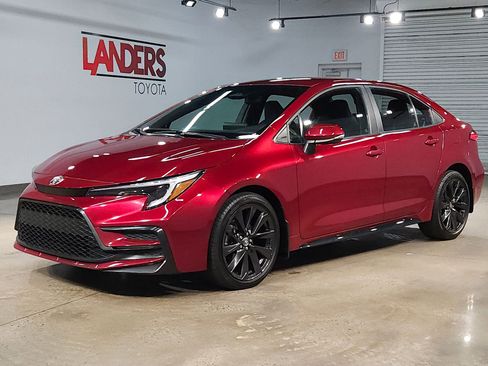 Used 2023 Toyota Corolla SE image 3