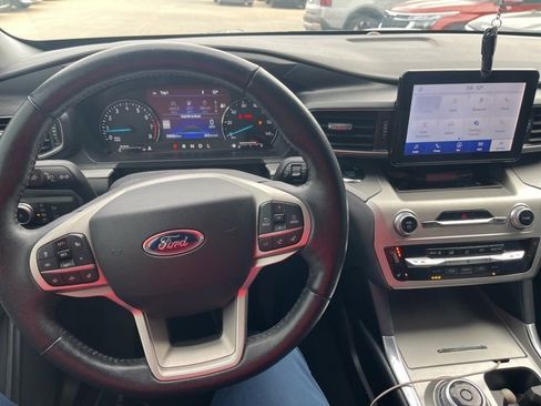 Used 2022 Ford Explorer XLT w/ Equipment Group 202A image 6