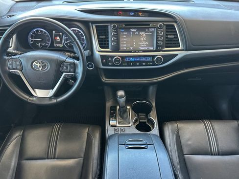 Used 2018 Toyota Highlander SE FWD image 16