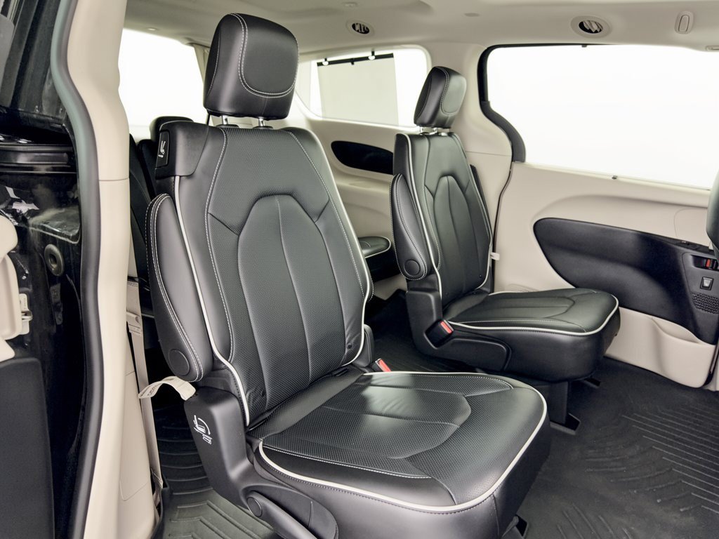 Used 2024 Chrysler Pacifica Limited FWD image 29
