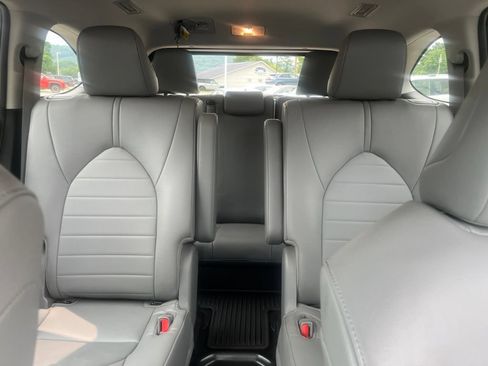 Used 2023 Toyota Highlander XLE AWD/4WD image 17