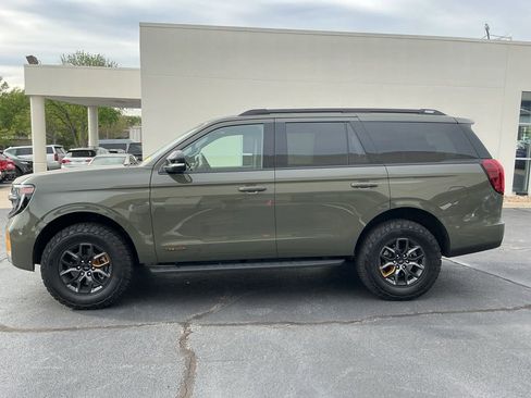 Used 2025 Ford Expedition Tremor image 2