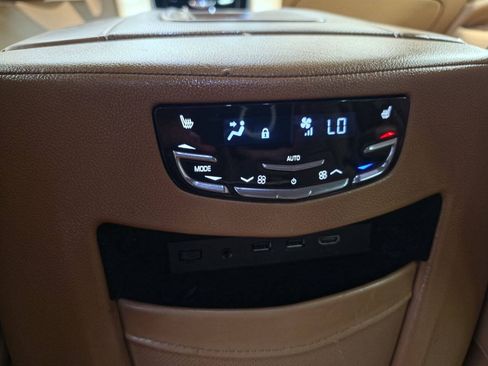 Used 2017 Cadillac Escalade Platinum RWD image 30