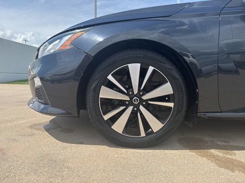 Used 2022 Nissan Altima 2.5 SV FWD image 11