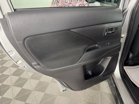 Used 2018 Mitsubishi Outlander ES image 32