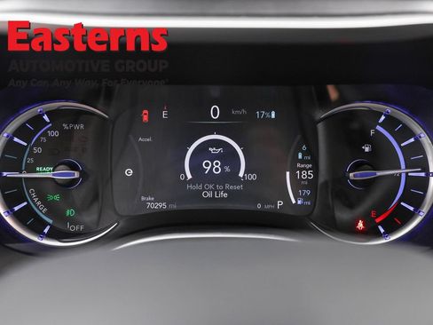 Used 2022 Chrysler Pacifica Touring-L w/ Uconnect Theater Family Group FWD image 18