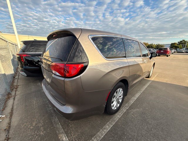 Used 2017 Chrysler Pacifica Touring w/ Tire & Wheel Group FWD image 7