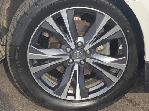 Used 2017 Nissan Pathfinder Platinum image 9