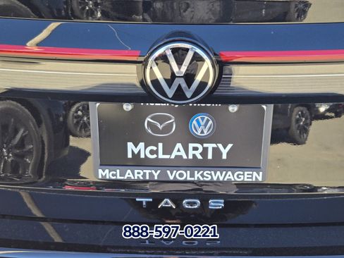 New 2026 Volkswagen Taos SE image 11