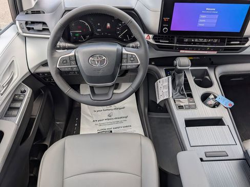 New 2026 Toyota Sienna XLE image 26