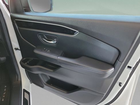 Used 2025 Honda Pilot EX-L image 9