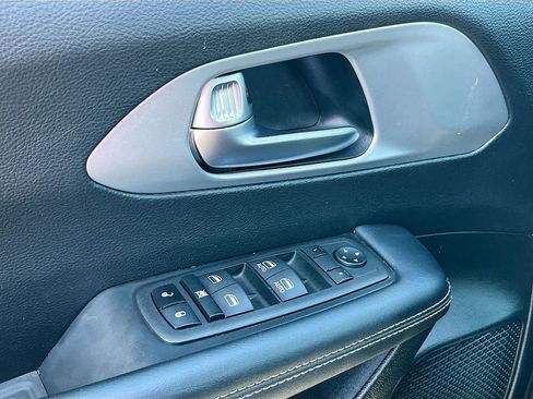 Used 2023 Chrysler Pacifica Touring FWD image 17