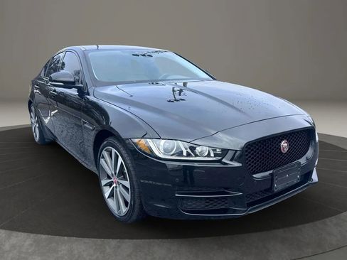 Used 2017 Jaguar XE Prestige image 2