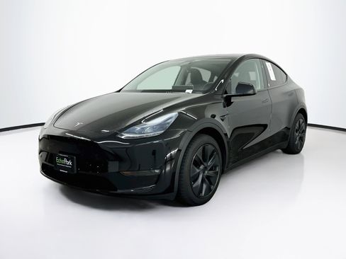 Used 2024 Tesla Model Y Long Range AWD/4WD image 3