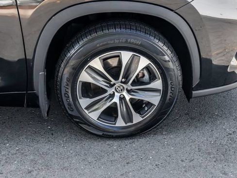Used 2023 Toyota Highlander XLE AWD/4WD image 7