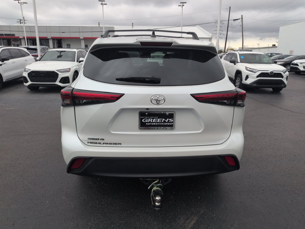 Used 2023 Toyota Highlander L FWD image 4
