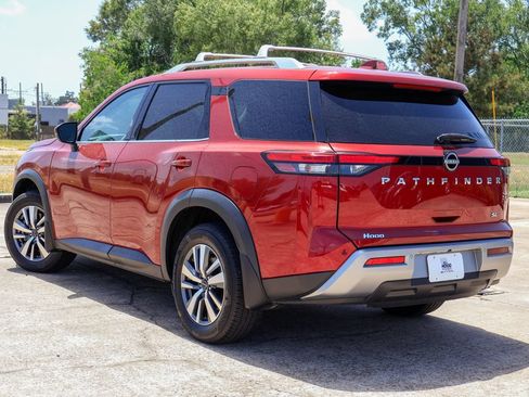 Used 2023 Nissan Pathfinder SL FWD image 2